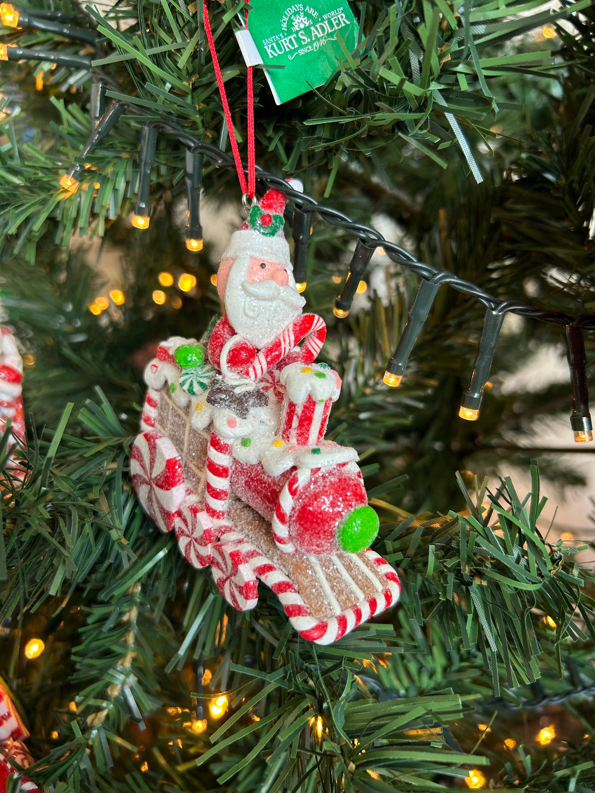 Kerstman op een kersttrein hanger voor in de kerstboom