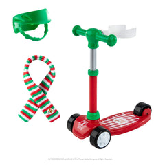 elf on the shelf op een scooter step met helm en gestreepte sjaal