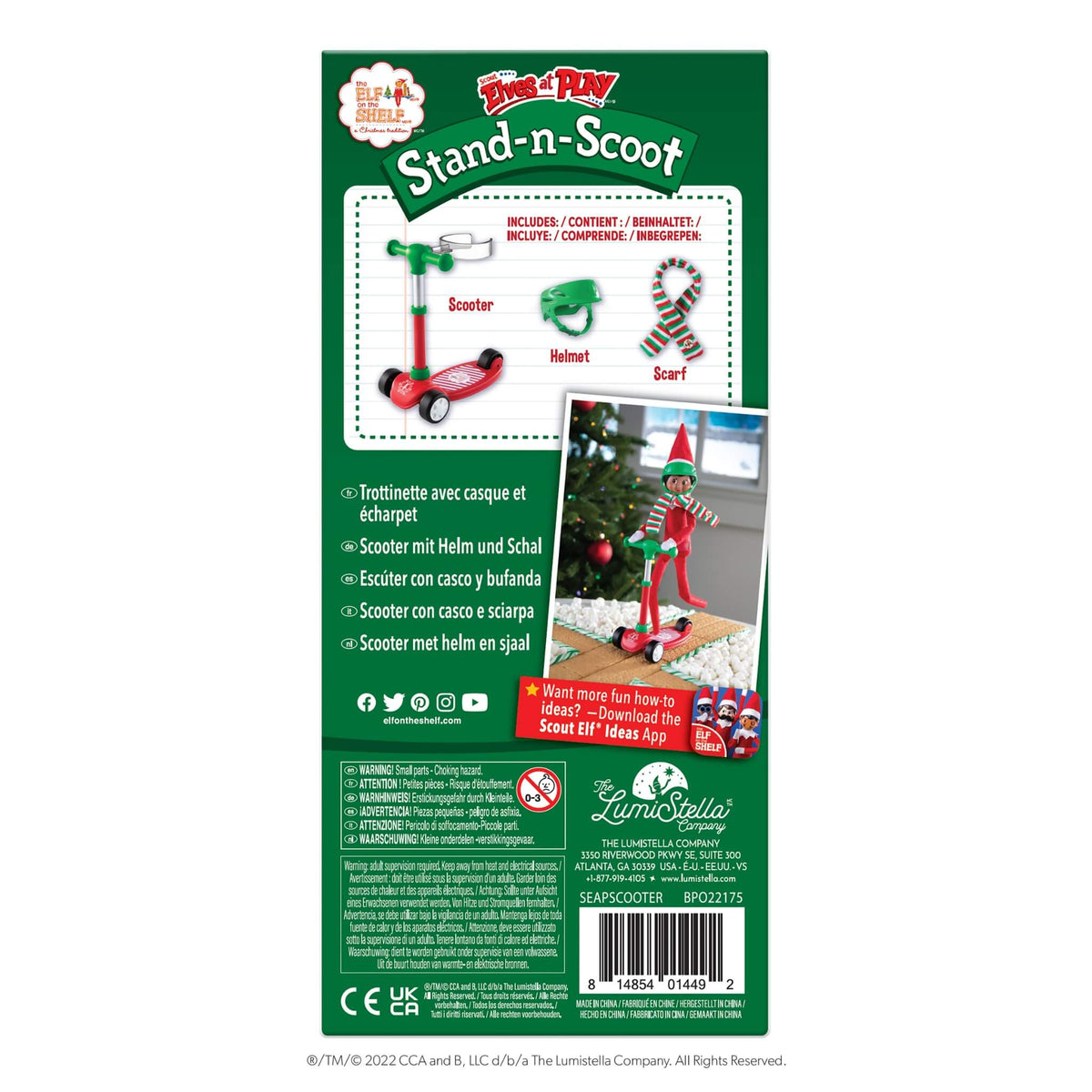 elf on the shelf op een scooter step met helm en gestreepte sjaal