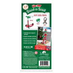 elf on the shelf op een scooter step met helm en gestreepte sjaal