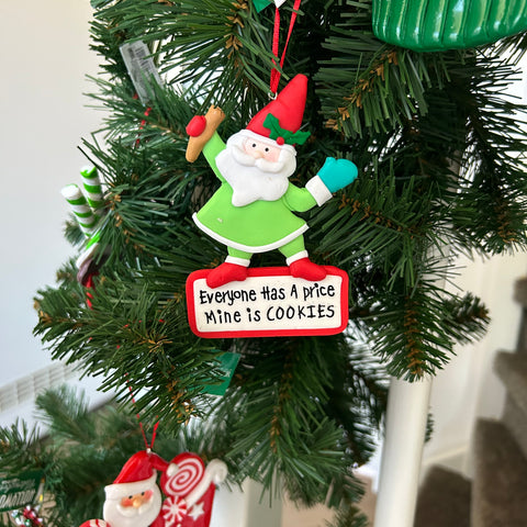 Kerstman met de tekst everyone has a price mine is cookies voor in de kerstboom van het Amerikaanse merk Kurt S. Adler