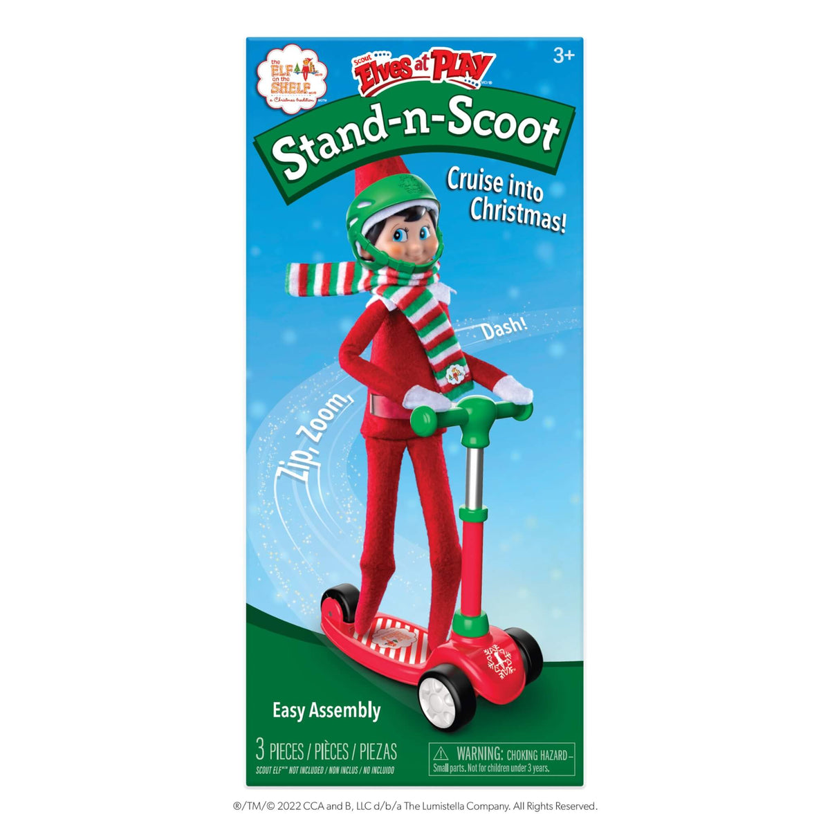 elf on the shelf op een scooter step met helm en gestreepte sjaal