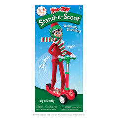 elf on the shelf op een scooter step met helm en gestreepte sjaal
