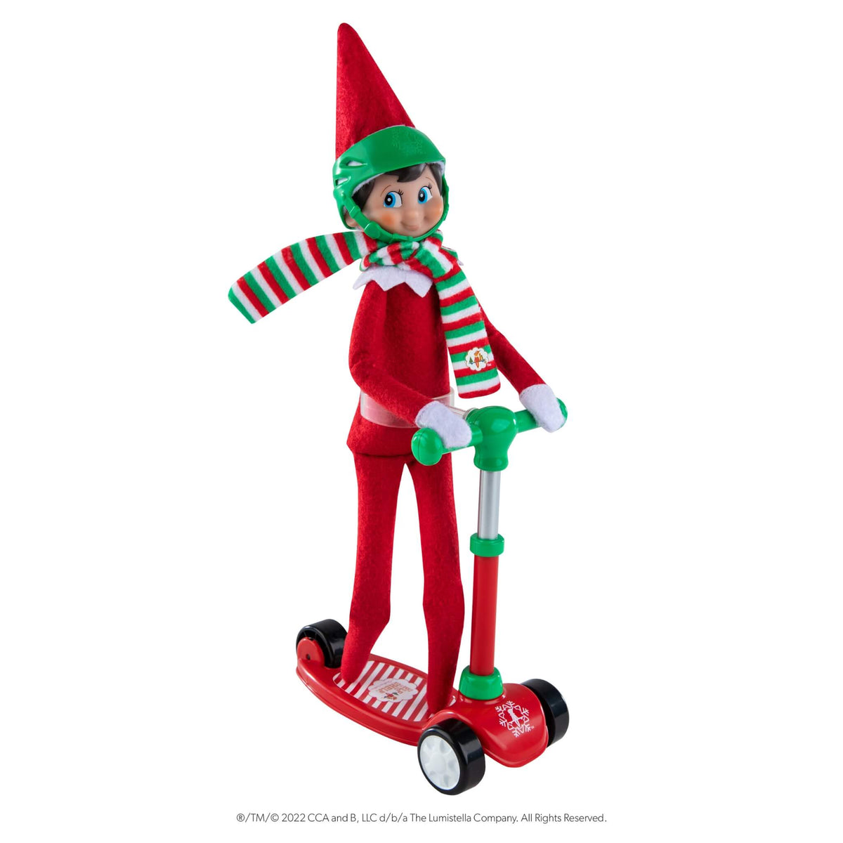 elf on the shelf op een scooter step met helm en gestreepte sjaal