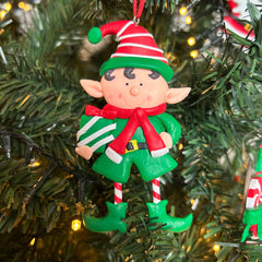 Kersthanger Christmas Paradise - Grote elf jongetje cadeau
