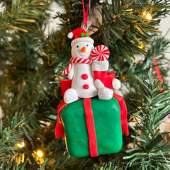 Kersthanger Christmas Paradise - Cadeau sneeuwpop
