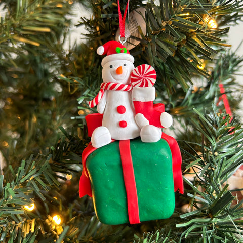 Kersthanger Christmas Paradise - Cadeau sneeuwpop